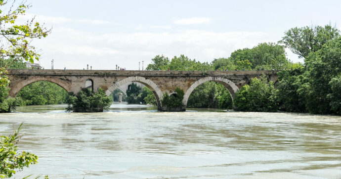 Il cadavere di una donna è affiorato dal fiume Tevere: era in un avanzato stato di decomposizione