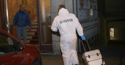 Copertina di Femminicidio a Grugliasco: maestra d’asilo di 61 anni accoltellata dal marito, è morta in ospedale