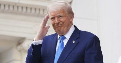 Copertina di Dazi, nuovo colpo di scena: una Corte d’Appello sospende lo stop imposto dai giudici. I consiglieri di Trump: “Non cambia nulla”