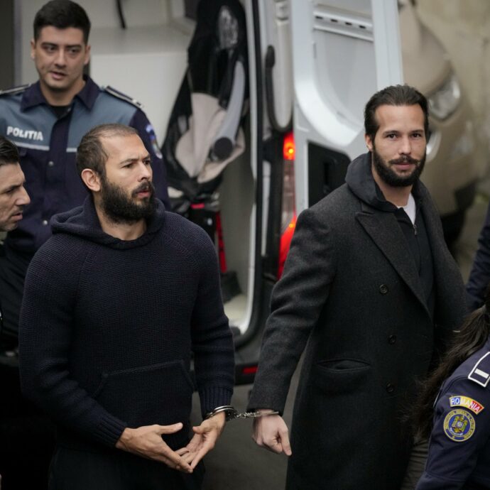 “Stupro, lesioni personali e tratta di esseri umani”: i fratelli Andrew e Tristan Tate sono stati incriminati per 21 capi d’accusa