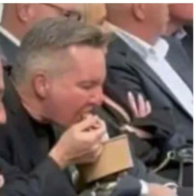 Mangia un piatto di gnocchi durante la messa: il ministro australiano Chris Bowen nella bufera