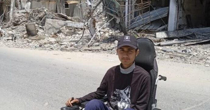 Gaza, l’appello del fratello di un ragazzo con distrofia: “Rischia di morire per fame e mancanza di farmaci”