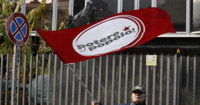 Copertina di Potere al popolo, Fanpage: “Il presunto infiltrato è un agente antiterrorismo”. Il capogruppo di Avs: “Inquietante”