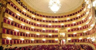“Via shorts, canotte, infradito e cibo portato dall’esterno”: il Teatro alla Scala impone il dress code