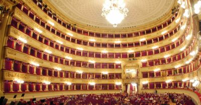 Copertina di “Via shorts, canotte, infradito e cibo portato dall’esterno”: il Teatro alla Scala impone il dress code