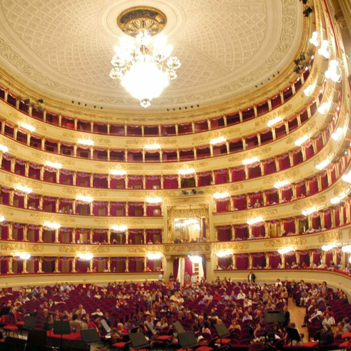 Prima della Scala 2025, tutto quello che c’è da sapere: gli orari, come vederla in tv, i vip attesi, il dress code e le curiosità sulla Lady Macbeth di Šostakóvic