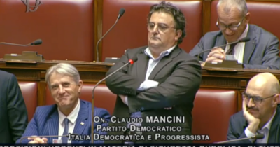 Copertina di Decreto Sicurezza, il deputato del Pd resta muto durante il suo intervento: il video della protesta in Aula