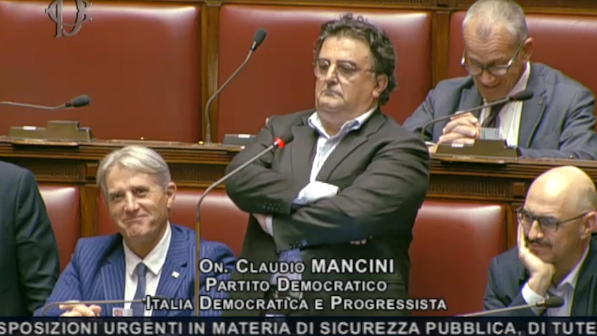 decreto sicurezza il deputato del pd resta muto durante il suo intervento il video della protesta in aula da Ilfattoquotidiano.it decreto sicurezza il deputato del pd resta muto durante il suo intervento il video della protesta in aula
