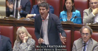 Copertina di Dl Sicurezza, Fratoianni: “È un decreto della stupidità e dell’ipocrisia, le persone hanno bisogno di diritti”