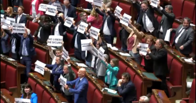 Copertina di “Decreto paura”, M5s solleva cartelli contro la maggioranza e il dl Sicurezza: scoppia la bagarre – Video