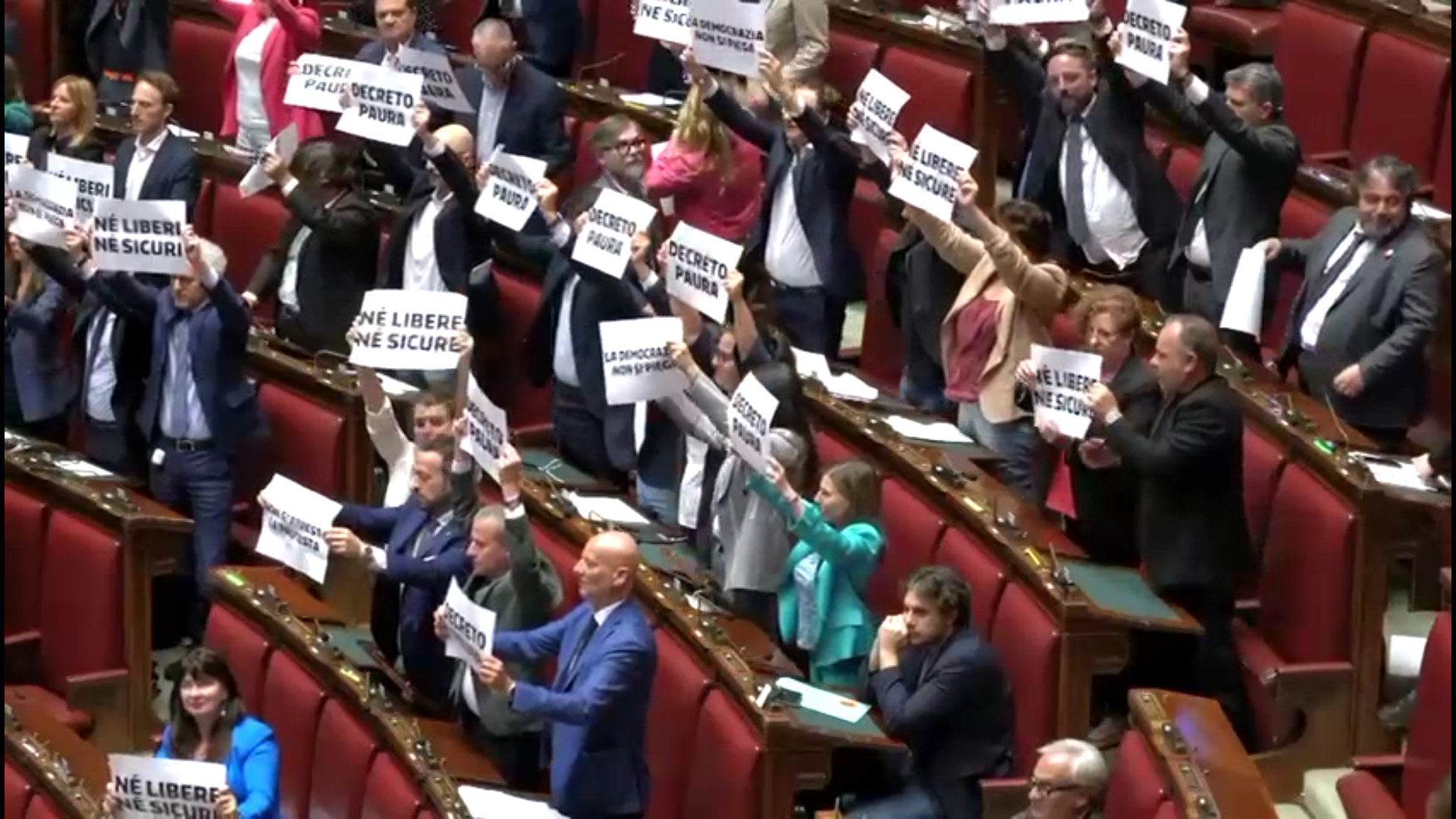 “Decreto paura”, M5s solleva cartelli contro la maggioranza e il dl Sicurezza: scoppia la bagarre – Video