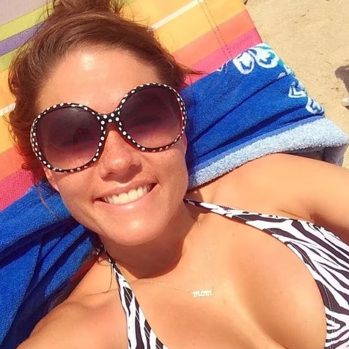 Bimbo la chiama “Miss Piggy” in aereo, lei lo prende a schiaffi e gli sbatte la testa sul finestrino. Choc tra i passeggeri sul volo di ritorno da Disney World