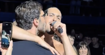 Copertina di “Fatemi un ca**o di applauso per il boss Stefanino”: il bacio tra Mahmood e Stefano De Martino – IL VIDEO