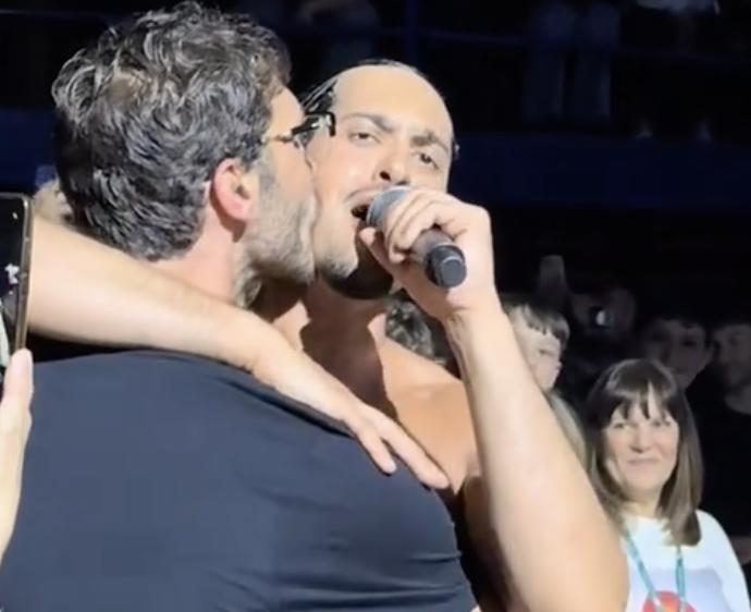 “Fatemi un ca**o di applauso per il boss Stefanino”: il bacio tra Mahmood e Stefano De Martino – IL VIDEO