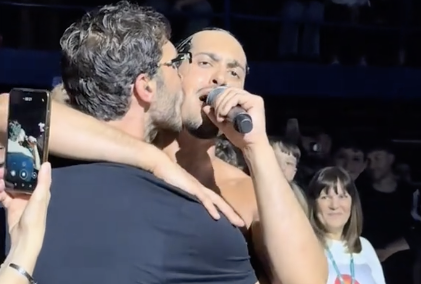 “Fatemi un ca**o di applauso per il boss Stefanino”: il bacio tra Mahmood e Stefano De Martino – IL VIDEO