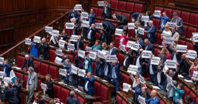 Copertina di La Camera approva il decreto Sicurezza: al Senato il 3 giugno, andrà subito in Aula. Schlein: “Parlamento calpestato”