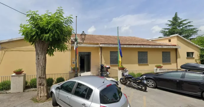 Camerota, lite sessista alla fine del consiglio: “Sei una checchina”. Ma il sindaco replica: “Mi hanno offeso a lungo e sono volate parole”