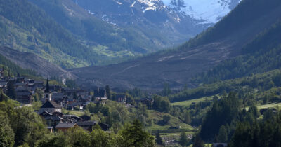 Copertina di Collassa un ghiacciaio in Svizzera: sepolto il villaggio di Blatten. Disperso un uomo di 64 anni