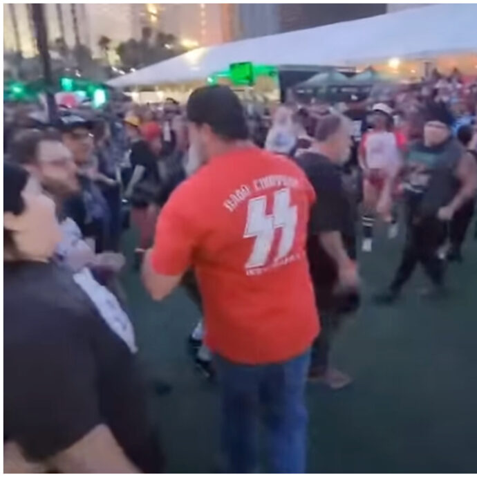 “Portate fuori questo nazista!”: un uomo indossa la maglietta delle SS, viene preso a spintoni e cacciato via dal Festival Punk Rock Bowling – IL VIDEO