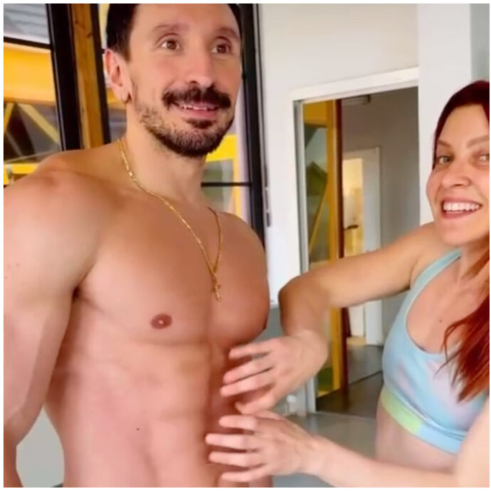 Noemi suona gli addominali del personal trainer: è l’allenamento per il tour estivo – IL VIDEO