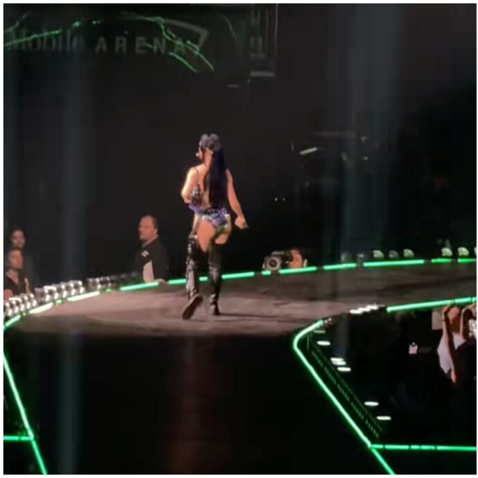 Corre sul palco e si sgancia il reggiseno: panico per Katy Perry durante il concerto – IL VIDEO