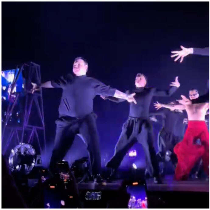 Il coreografo Carlos Diaz Gandia si scatena sul palco con l’amico Mahmood – IL VIDEO