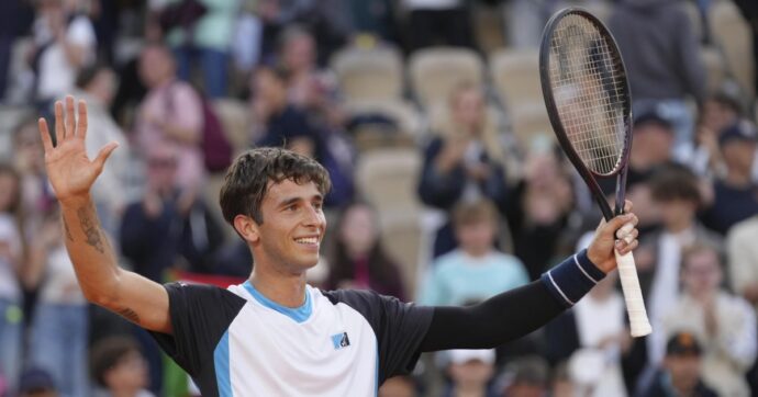 Roland Garros, vittoria Gigante: il romano elimina Tsitsipas. “Mamma mia, è tutto vero?”