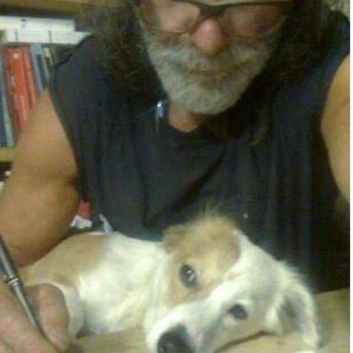 “Se n’è andato esprimendo dagli occhi stanchi la gratitudine di chi ama senza chiedere nulla”: lo strazio di Mauro Corona per la morte del cagnolino Kurt