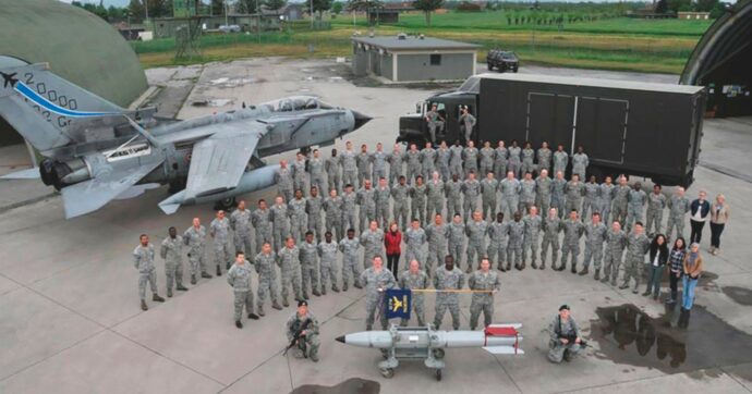 Bombe nucleari e armi “leggere”: il volo di Brescia tra F-35 e fucili