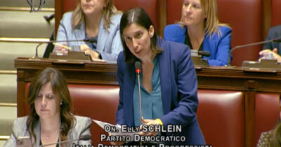 Copertina di Ostruzione al decreto sicurezza alla Camera: seduta fiume fino all’alba. Schlein: “Useremo ogni minuto a disposizione”