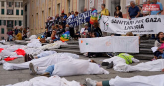 Copertina di “Meloni si vergogni”, protesta degli attivisti per la pace a Genova: avvolti in lenzuola bianche come le vittime a Gaza