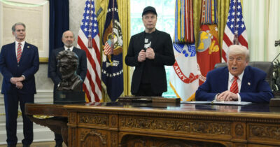 Copertina di L’addio di Musk si trasforma nello show di Trump: il tycoon fa la lista dei propri “successi”. ‘No comment’ sulle droghe del magnate