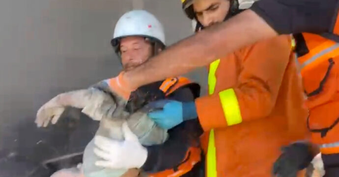 Gaza, la mamma che ha perso 9 figli: “Li ho visti carbonizzati. Ora salvate l’unico rimasto vivo”. Tajani: “Proviamo a portarlo in Italia”