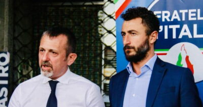 Copertina di Processo a Pozzolo per lo sparo di Capodanno, Delmastro in tribunale ribadisce: “Non ero nella stanza”