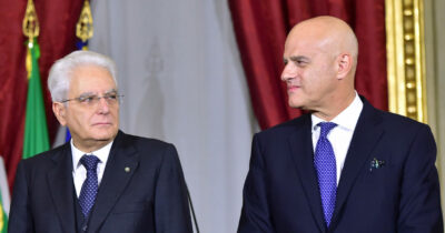 Copertina di Mattarella nomina 25 cavalieri del lavoro su proposta di Urso: ci sono Descalzi, Caltagirone jr. e Dolce