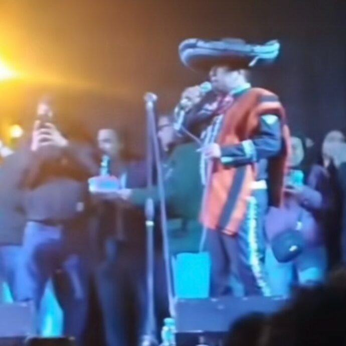 “C’erano studenti minorenni, docenti e musicisti di una banda mariachi”: crolla all’improvviso il palco durante una festa scolastica in Perù – IL VIDEO
