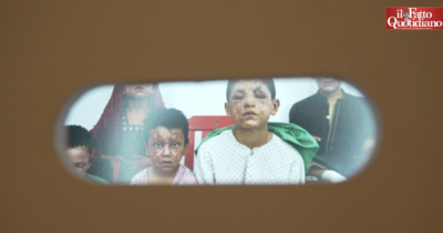 Copertina di Le fotografie senza tempo di Emergency e i poster di Cheap, a Roma la mostra ‘Contro la guerra’: “Negli anni il dolore è sempre lo stesso”