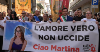 Copertina di Femminicidio Martina Carbonara, in migliaia alla fiaccolata ad Afragola: “L’amore vero non uccide”