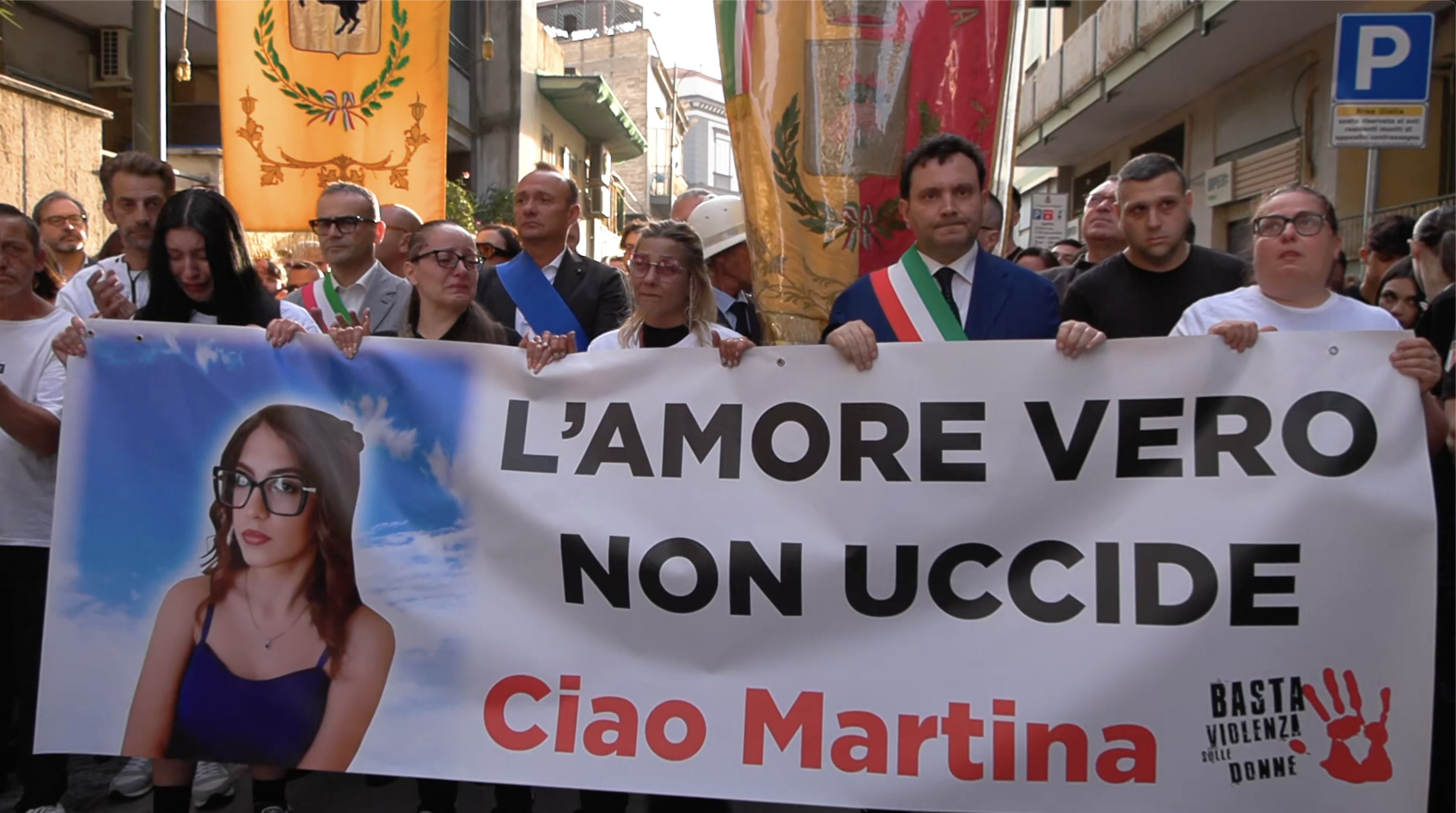 femminicidio martina carbonara in migliaia alla fiaccolata ad afragola l amore vero non uccide