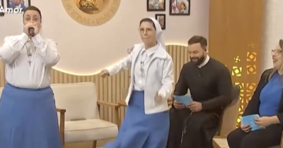 Copertina di Suor Marizele Cassiano e suor Mariza de Paula scatenate in televisione mentre cantano a ritmo di hip hop.  Le religiose diventano virali sul Web – IL VIDEO