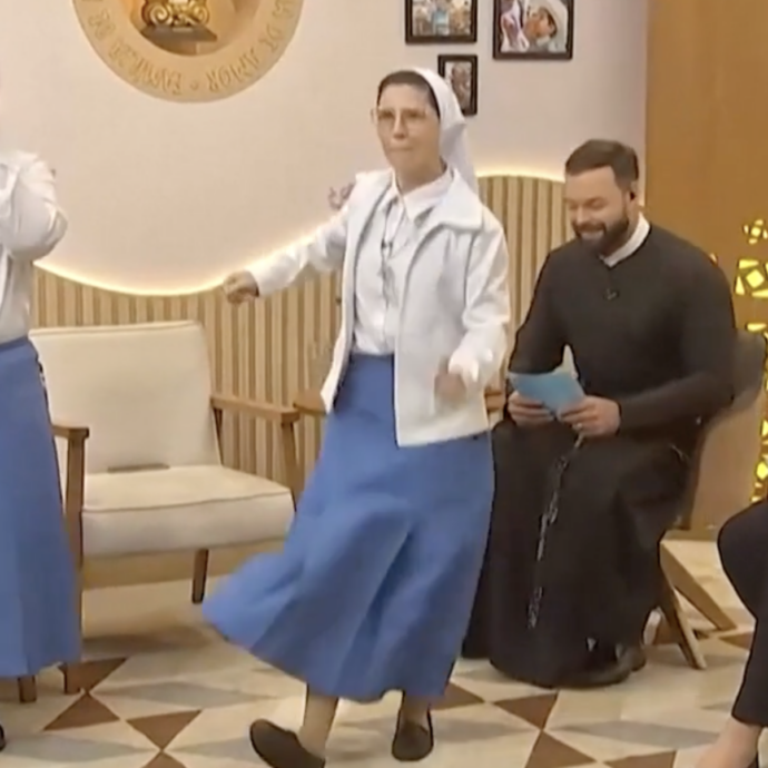 Suor Marizele Cassiano e suor Mariza de Paula scatenate in televisione mentre cantano a ritmo di hip hop.  Le religiose diventano virali sul Web – IL VIDEO