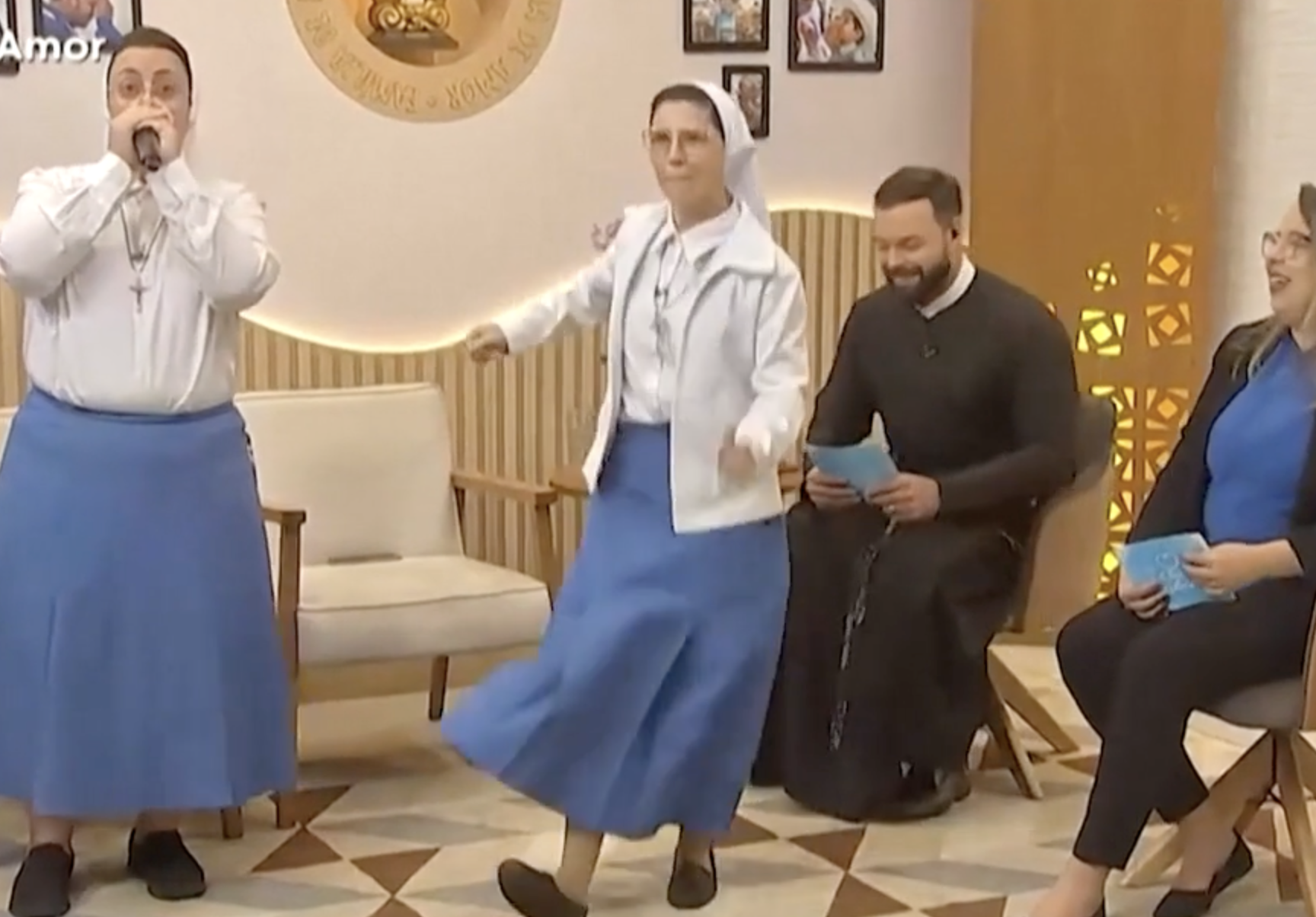 Suor Marizele Cassiano e suor Mariza de Paula scatenate in televisione mentre cantano a ritmo di hip hop. Le religiose diventano virali sul Web – IL VIDEO Suor Marizele Cassiano e suor Mariza de Paula scatenate in televisione mentre cantano a ritmo di hip hop. Le religiose diventano virali sul Web – IL VIDEO