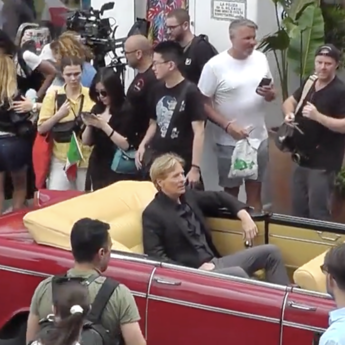 “Beautiful” sbarca a Capri e a Napoli per le nuove riprese: fan impazziti tra autografi e urla – IL VIDEO