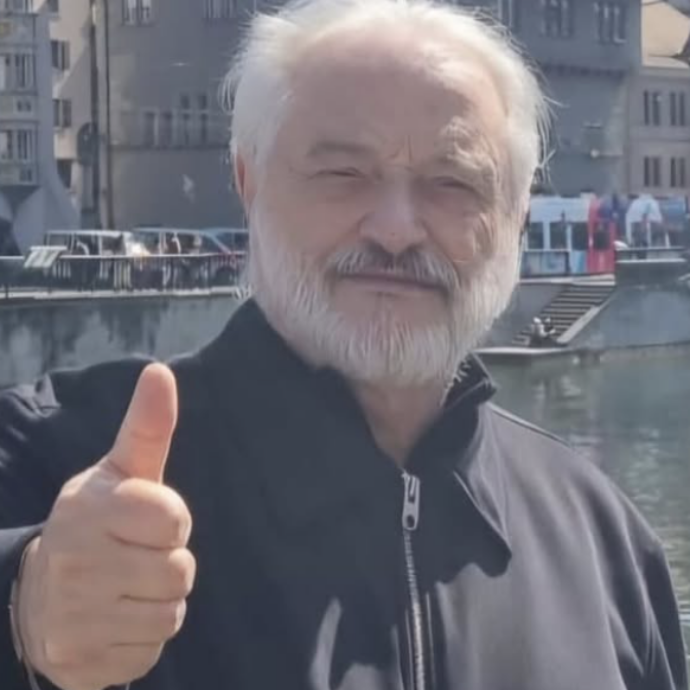 “Quel pallone toglie il respiro e limita la fruibilità di casa mia”: Amedeo Minghi furioso contro il centro sportivo. Il cantautore presenta ricorso al Tar