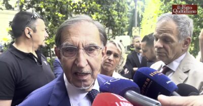 Copertina di La Russa ai cronisti: “Niente domande, parlo io”. Poi scherza: “Rischio fascismo col dl Sicurezza? Sì, sicuramente”