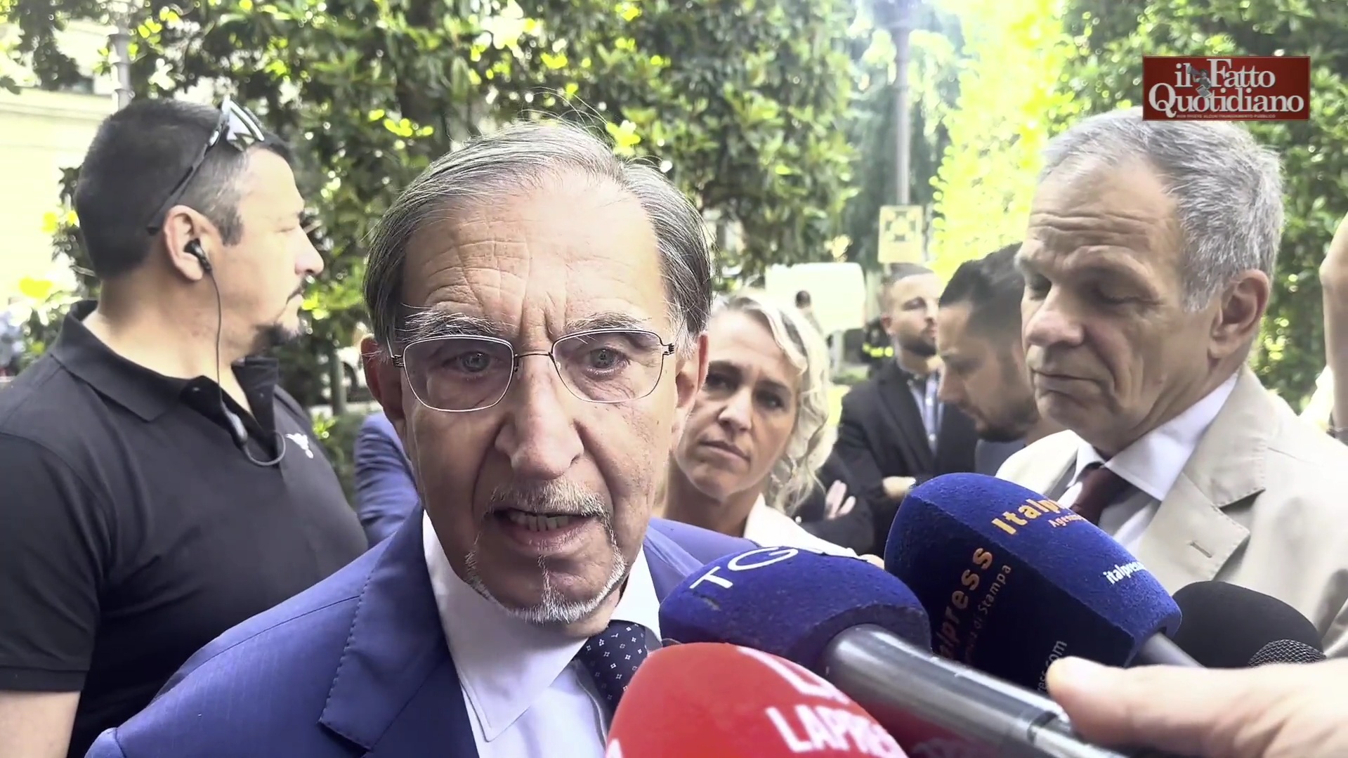 la russa ai cronisti niente domande parlo io poi scherza rischio fascismo col dl sicurezza sì sicuramente da Ilfattoquotidiano.it la russa ai cronisti niente domande parlo io poi scherza rischio fascismo col dl sicurezza sì sicuramente