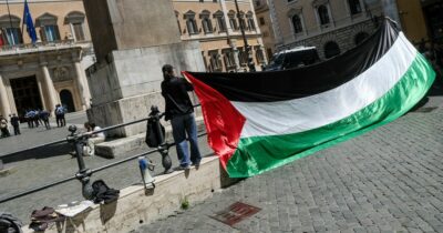 Copertina di Gaza brucia sotto i nostri occhi: si tace non per ignoranza ma per convenienza