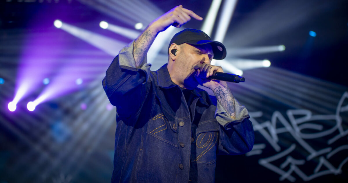 Fabri Fibra rimane il maestro del rap: mena duro su politica (“fa mille promesse”), il bullismo e il revenge porn che portano al suicidio di poveri innocenti