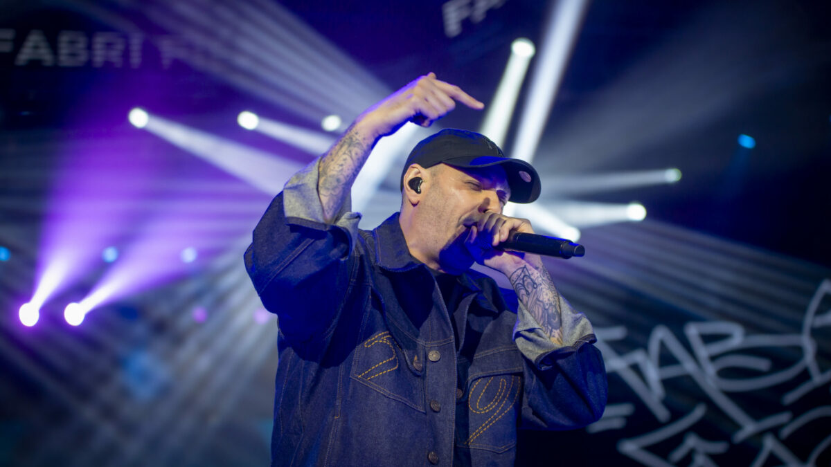 “Mi stupisco sinceramente che le proteste dei giovani siano esplose soltanto adesso. La vita è diventata un duty free totale: esisti solo se spendi”: parla Fabri Fibra