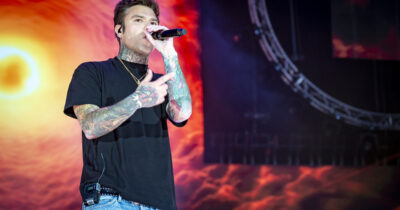 Copertina di “Non è rimasto uguale niente e va bene così”: la frecciata di Fedez sul palco di Radio Italia Live